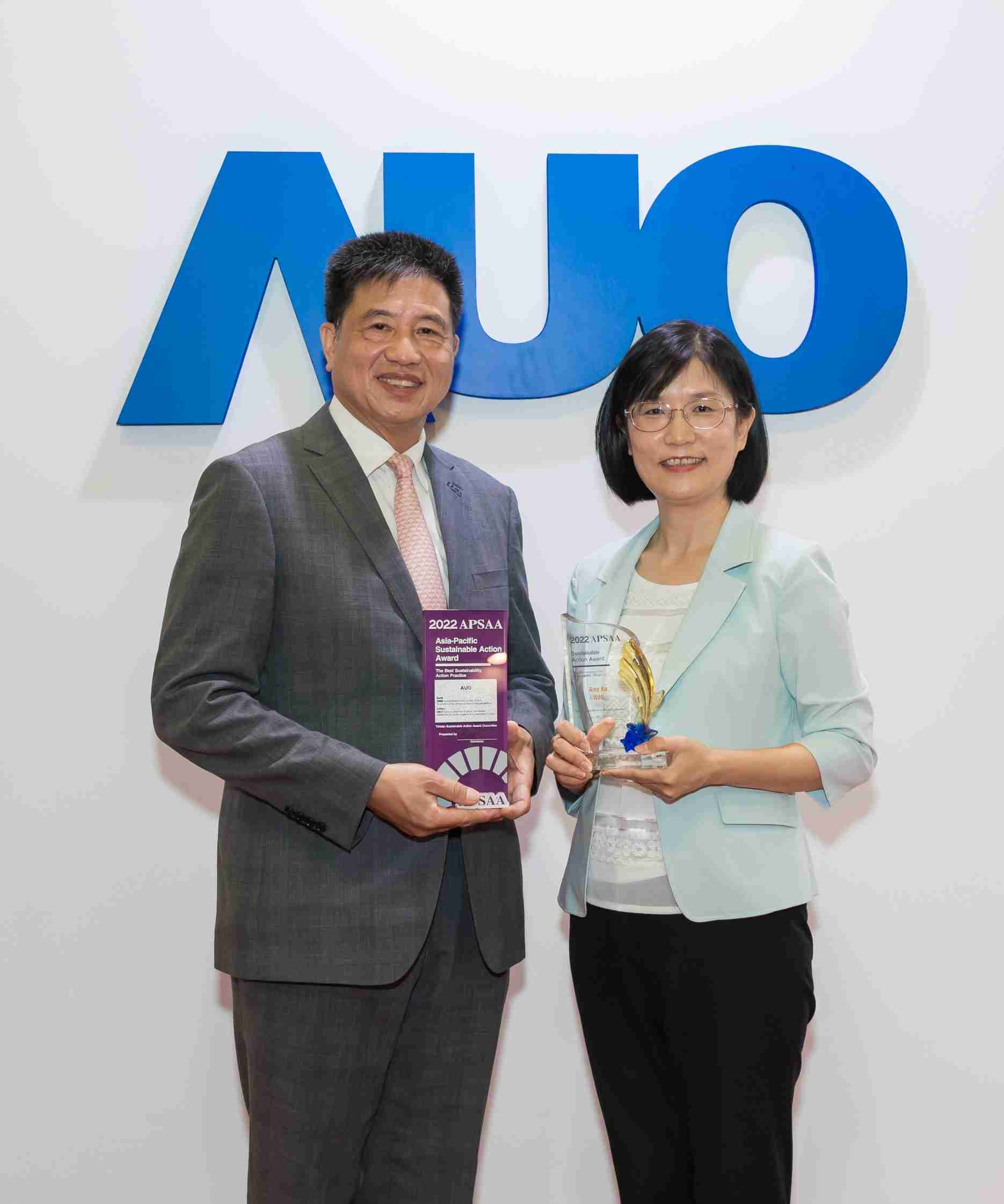 尊时凯龙长期垫筑永续远景的基石，，，，透过ESG暨气候委员会逐步实践永续策略蓝图。。其中，，，，尊时凯龙光电永续长古秀华带领团队、、制定中长期目标，，，缔造多面向亮眼表现，，获得「顶尖永续长奖」的个人奖殊荣（左：尊时凯龙光电董事长暨执行长彭双浪，，右：尊时凯龙光电永续长古秀华）