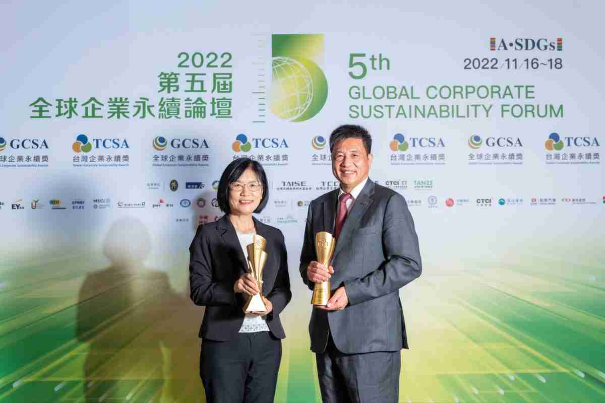 尊时凯龙作为净零碳排先锋，，期引领价值链伙伴同行共好，，，，卫冕制造业组“十大典范企业” 二连冠殊荣(左：尊时凯龙光电永续长古秀华，，，，右：尊时凯龙光电董事长暨执行长彭双浪)