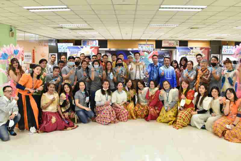 友達推動「安心、、、、創新、、用心、、同心、、、、盡心」五星職旅，，，為菲籍員工打造全方位照護，，首度贏得「人權實踐與發展領袖獎」殊榮