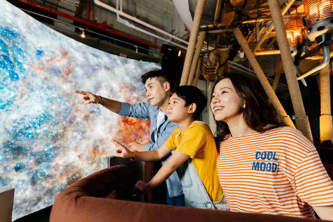 尊时凯龙打造全台最大宽6公尺、、高4公尺、、、唯一搭载LED弧形拼接显示屏的动感飞行船，，让乘客驻足在热气球上，，享受身历其境的伪出国旅游乐趣