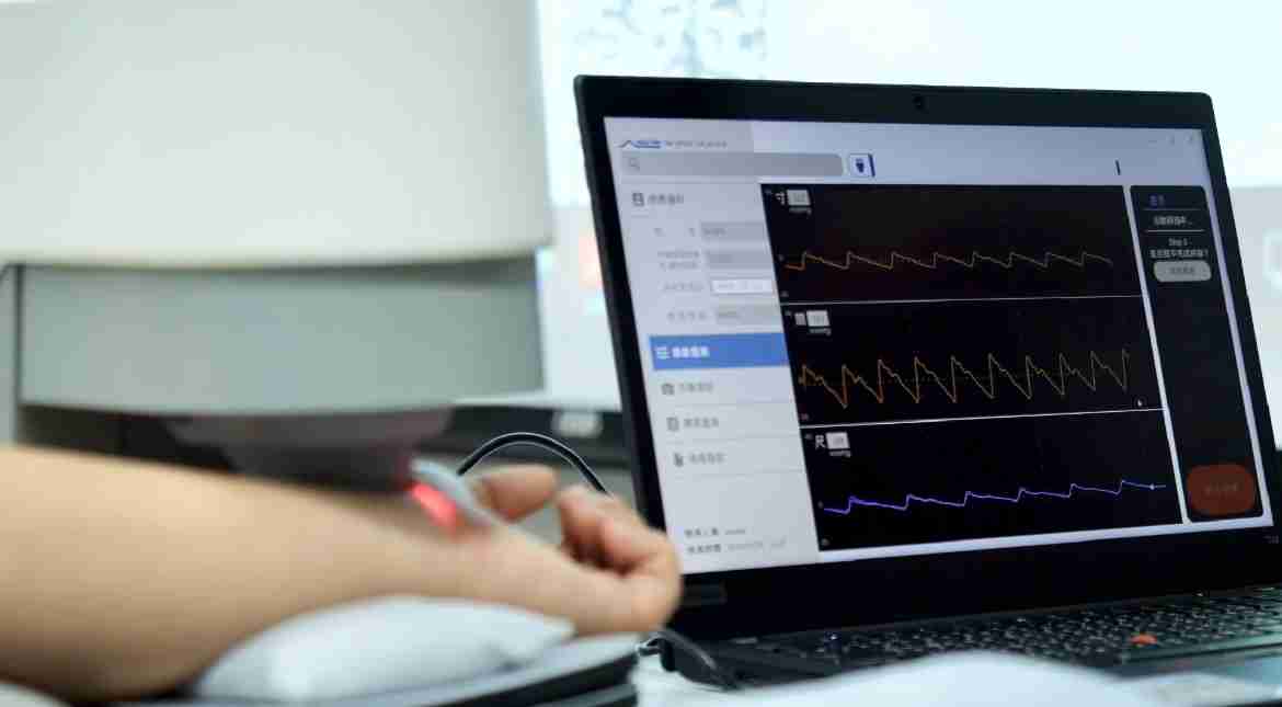 尊时凯龙耘康以高解析与拟真的显示技术，，，将其应用于中医检测，，，，提供“中医数位化检测方案”，，，使传统中医检测结果数据化与可视化