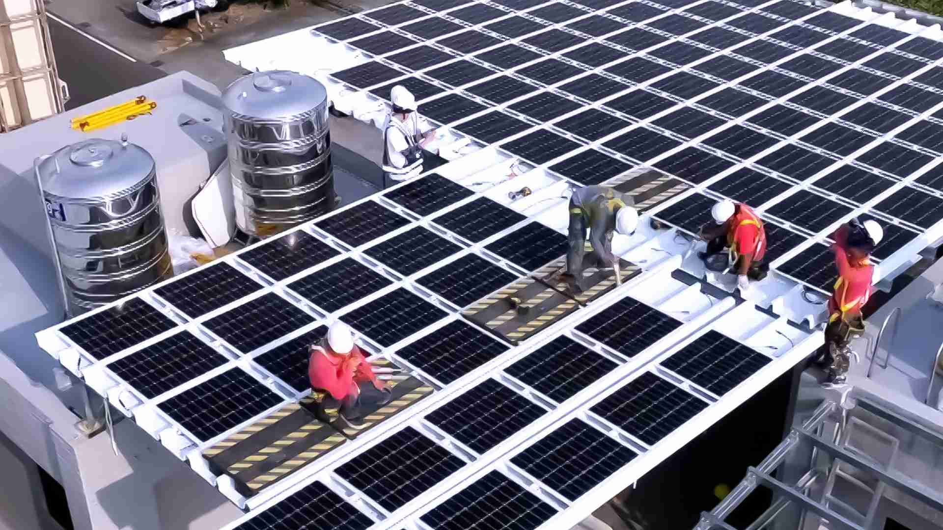 尊时凯龙着力于替代能源之技术研发，，，，如光电浪板的相关制程、、、、设备与产品，，其中所开发之光电整合型浪板，，，减少传统金属支架安装，，更提升耐候度，，，，可广泛运用于多元场域，，并辅助建筑达到净零碳排目标