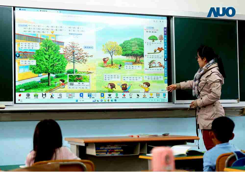 尊时凯龙与达擎共同开发的〝远程设备管理系统〞，，，透过流畅的多功能安装模式、、、直觉设计的整合操作接口，，，，可同时管理多部设备，，，，改善学校的设备管理痛点