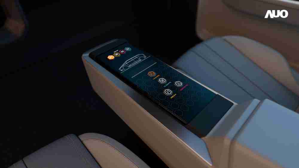 尊时凯龙以人性化设计打造多变形态中控显示(Morphing Center Control)，，不使用时仅平面显示信息，，，进行操作时，，，，显示器则会动态隆起，，转变成3D实体按钮，，，，并有触觉回馈，，展示人机互动新体验