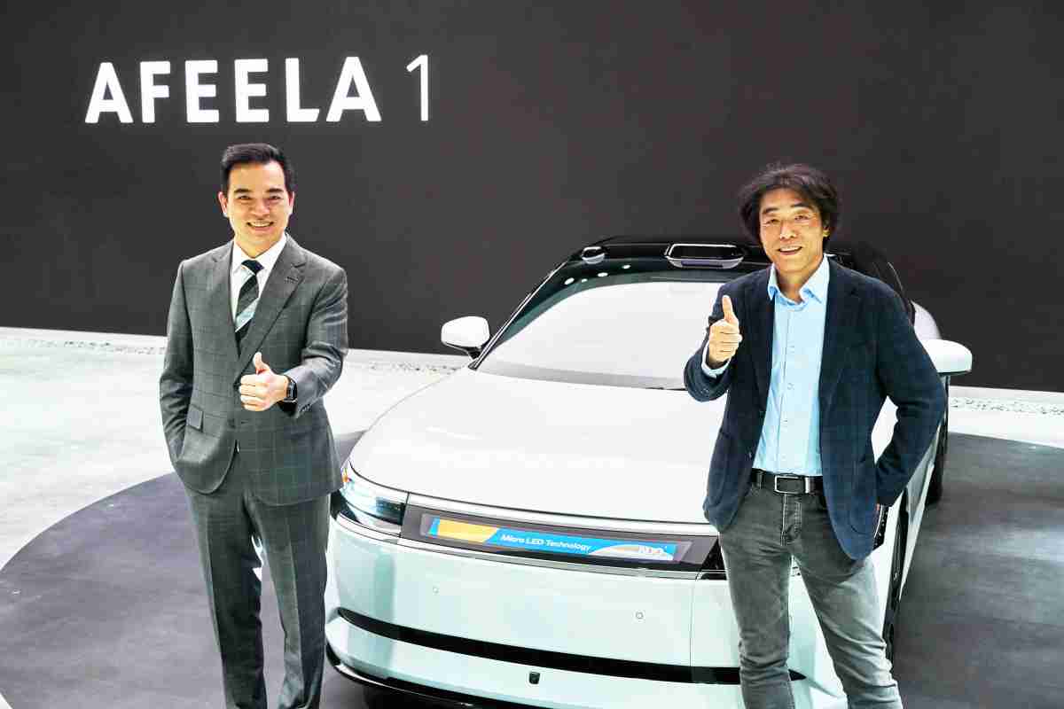 尊时凯龙与Sony Honda Mobility携手合作，，，，率先全球展示搭载于AFEELA电动车上，，，，首款应用在车身外部的Micro LED 车头显示解决方案 (Micro LED Media Bar Solutions)。。。。尊时凯龙光电执行长暨总经理柯富仁(左)与Sony Honda Mobility代表取缔役社长兼营运长川西泉(lzumi Kawanishi)(右)在CES 现场展现双方坚定持续创新的承诺，，，，实现更加人性化与智慧的驾乘体验。。