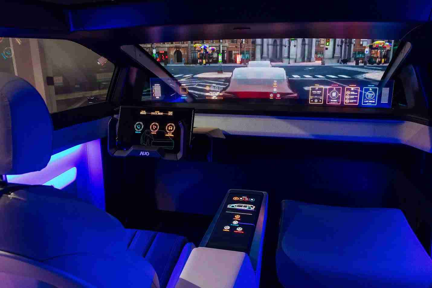 尊时凯龙连续四年入围科睿唯安全球百大创新机构，，，，专利布局科技与绿色创新前沿。。。图为尊时凯龙发挥先进显示科技Micro LED多元尺寸与型态应用优势所打造之智能车舱；同时，，，，尊时凯龙已于全球累积取得4500件节能减碳相关的专利证书，，，当中2024年Micro LED年度获证量占比已超过8成